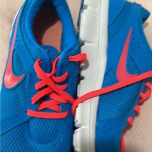 Bran new with tags women’s Nike size 6 runners.